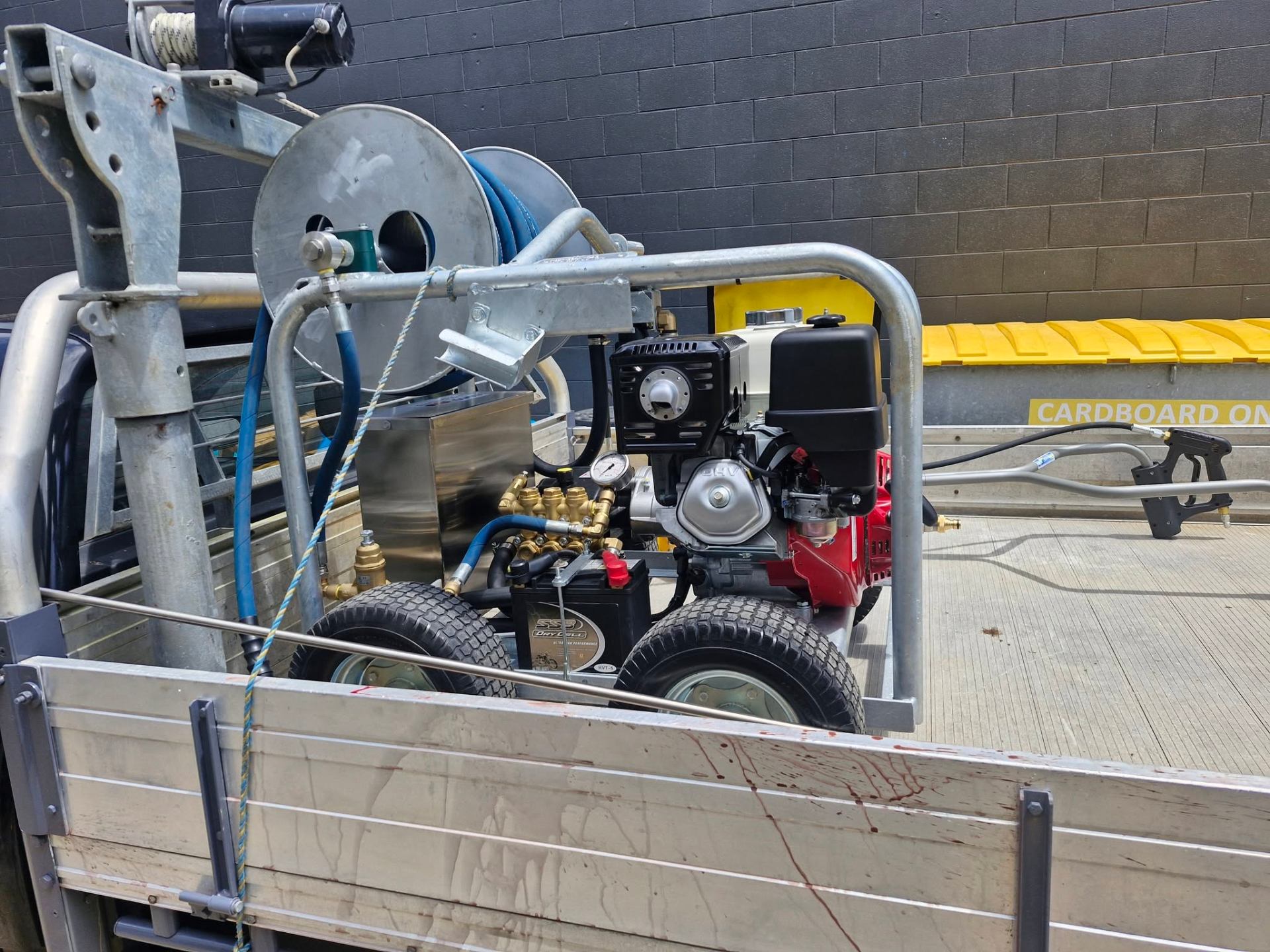 Pressure cleaning equipment